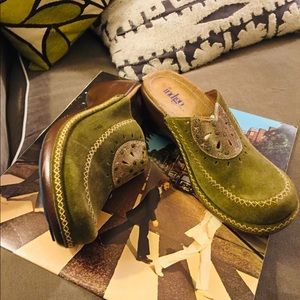 SOLD!!! Clark's Indigo Green Suede Bohemian Clogs